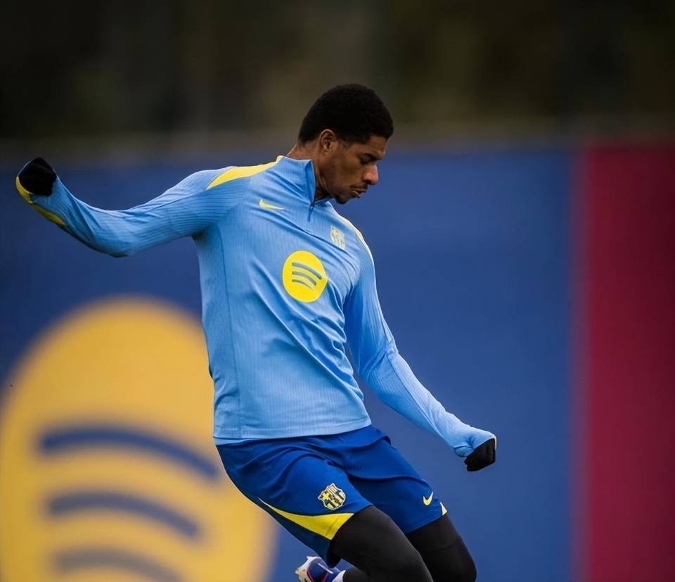 9球9助攻！拉什福德半程最佳引援，曼联太子为啥在巴萨打不上首发了